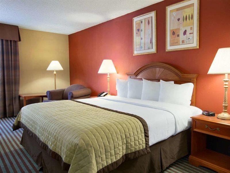 Baymont By Wyndham Airport 3*