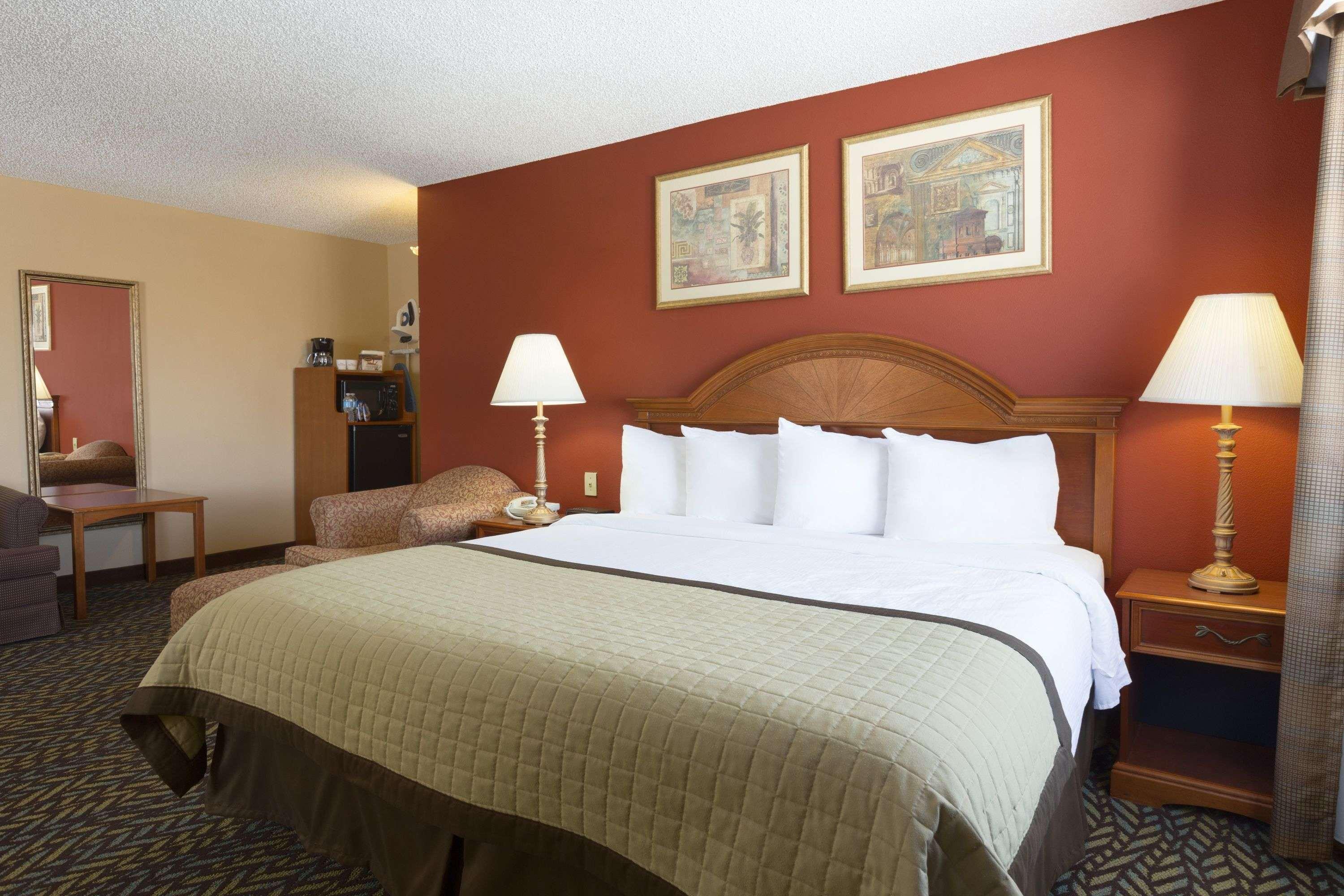 Hotel Baymont By Wyndham Airport 3*