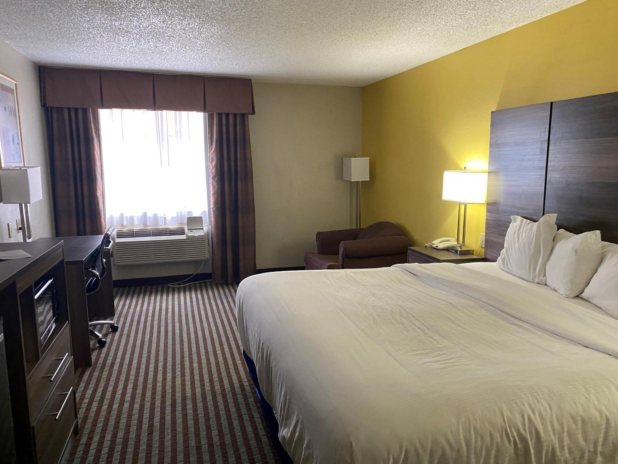 Baymont By Wyndham Airport Hotel 3*