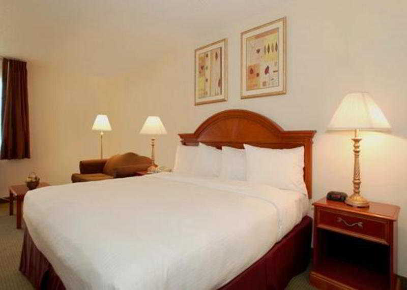 Hotel Baymont By Wyndham Airport 3*