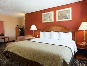 Baymont By Wyndham Airport 3*